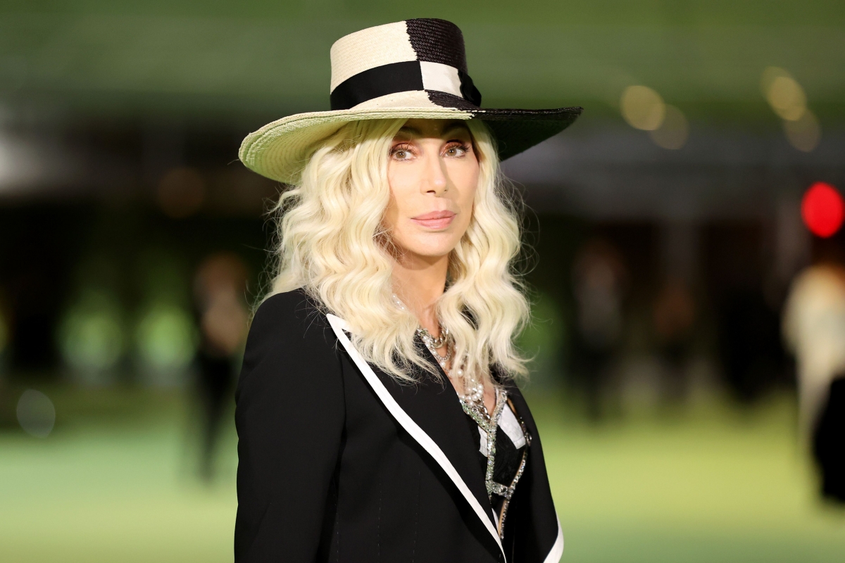 A 75 éves Cher új fénybe helyezi a csúnya csizmát: a színes, bohó stílushoz passzol igazán