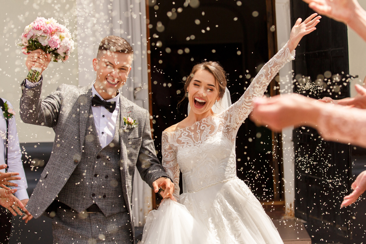 Színes virágcsokrok, meghitt fotók és különleges torták: a legfontosabb esküvői trendek 2023-ban