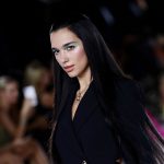 Dua Lipa és a Versace közös nyári kollekcióval rukkolt elő: színes, vagány és ultranőies darabok születtek