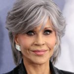 A 85 éves Jane Fonda elbűvölően ragyog a címlapon: a kortalan nőiesség és elegancia megtestesítője