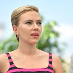 A 38 éves Scarlett Johansson szinte lubickol a ’60-as évek stílusában: a retró sikk neki lett kitalálva