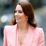Koronázási táskák, ékszer- és ruhakoppintások: a brit királyi család temérdek divatterméket ihletett