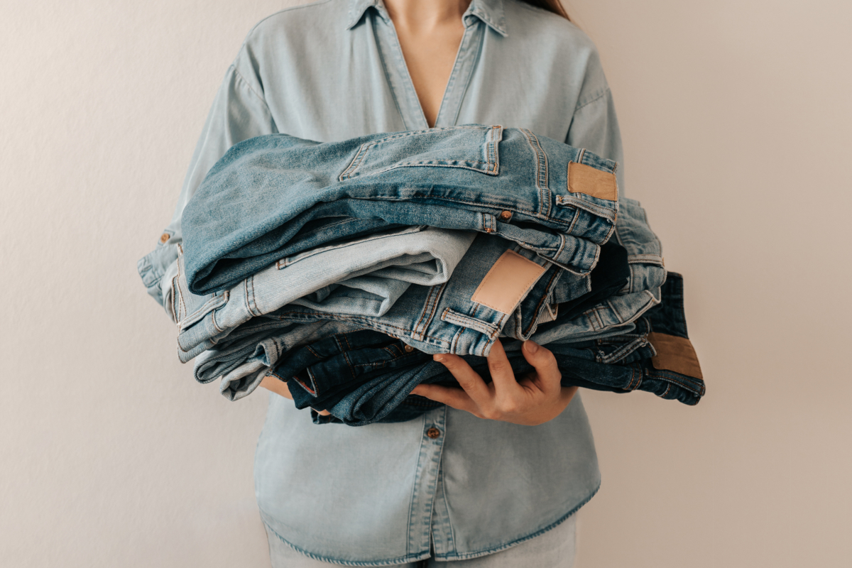 You can save space in the closet if you store your jeans this way: the material does not wrinkle and the mess disappears