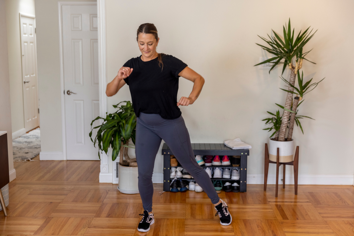 400 calorías menos, sin saltos, en 30 minutos: un entrenamiento eficaz para quemar grasa que te permite dar 5000 pasos en casa