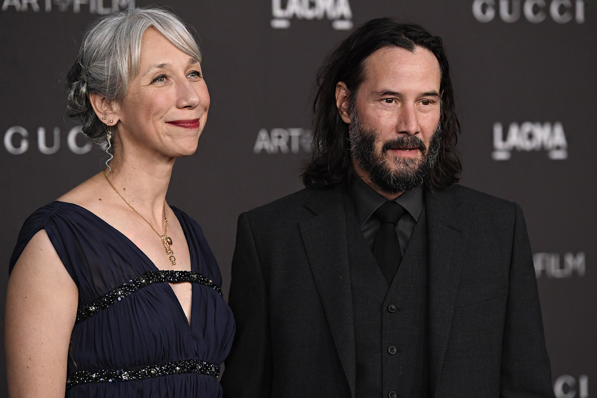 Pequeños detalles que hacen sexy el vestido de la pareja de Keanu Reeves, de 50 años: el estilo de Alexandra Grant es muy femenino