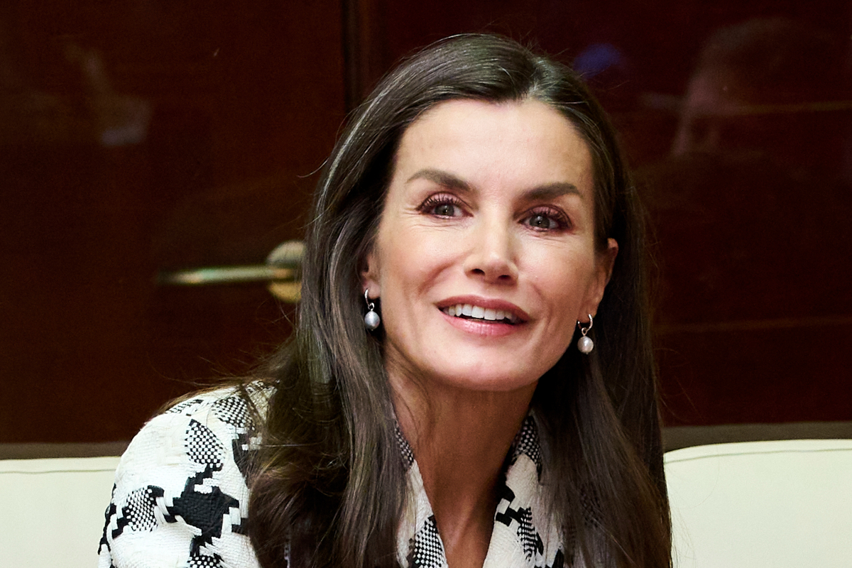 The Queen of Spain keeps up with the latest trends: Letizia masterfully combines new fashion with classic elegance